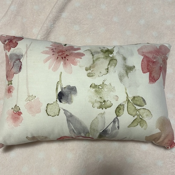 Decor pillows new condition! - Picture 3 of 5